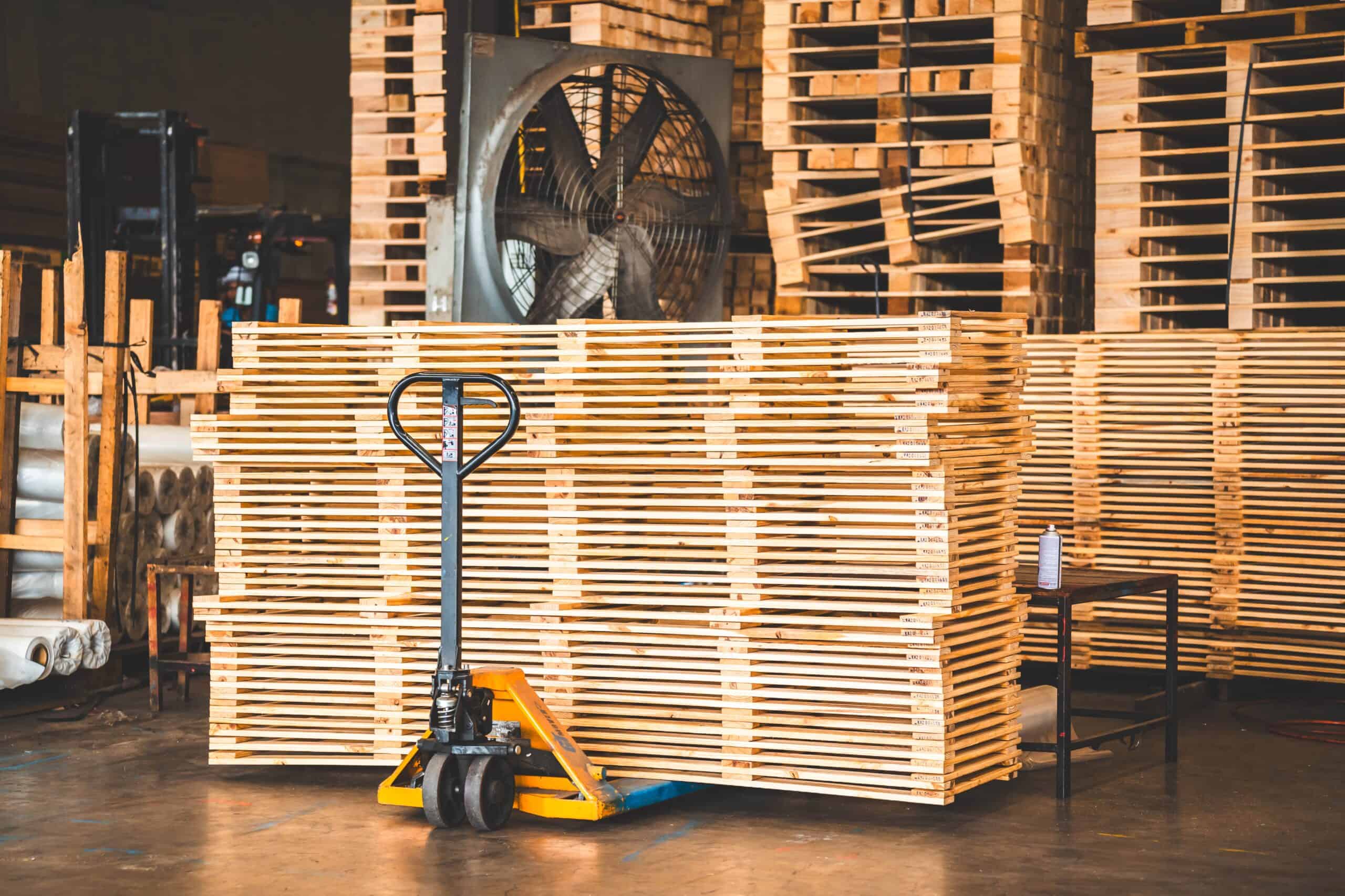Industrial stretch wrapping machine securing pallet load