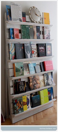 book shelf made out ouf pallets