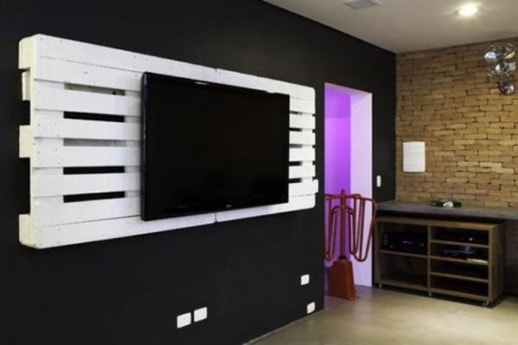 frame for a tv from wooden pallets